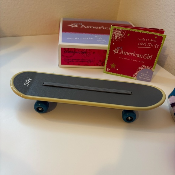 Retired 2011 American Girl Doll Skateboard Set Complete in Box w/ Charm - Picture 3 of 8